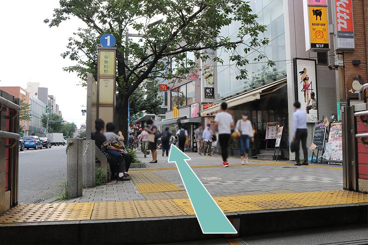 階段を上がったそのまま通りを直進します