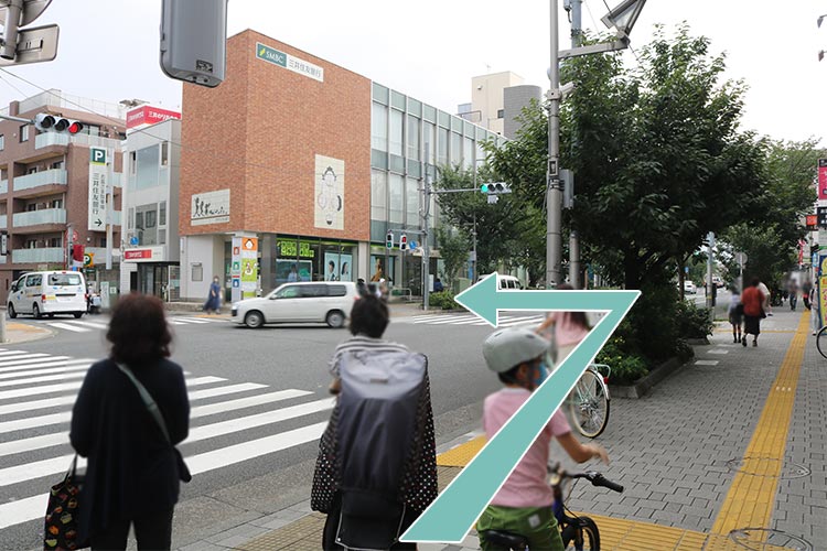 すぐ交差点があるので三井住友銀行に向かって左折します