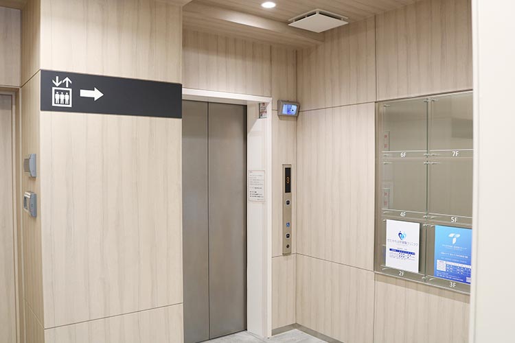 エレベーターで5階へどうぞ