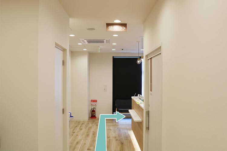 受付は通路の先の右手側になります