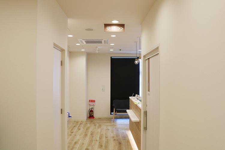 受付は通路の先の右手側になります。